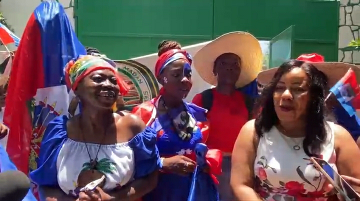 HOMMAGE VIBRANT À SOFIA LOREUS LORS DU DÉFILÉ DES MADAN SARA POUR LE 222ème ANNIVERSAIRE DU DRAPEAU HAÏTIEN