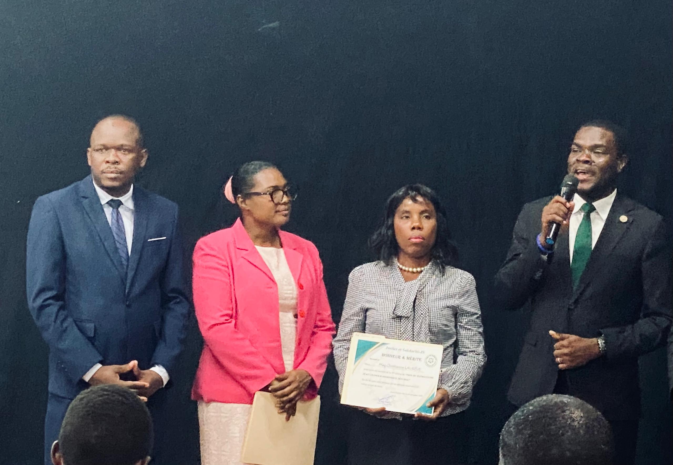 HAÏTI CÉLÈBRE SES HÉROS DES DROITS HUMAINS : LA MAGISTRATE CHRISTIANE LORÉUS HONORÉE POUR SON ENGAGEMENT EXEMPLAIRE