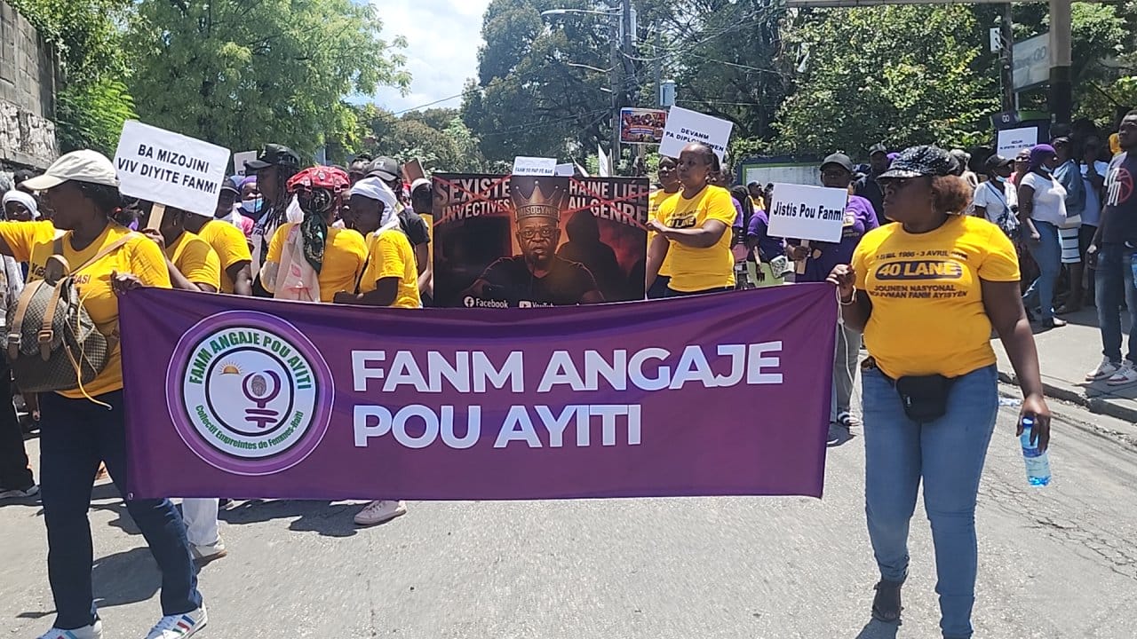 « PA GEN DEMOKRASI SAN FANM » : 40 ANS APRÈS, UNE MOBILISATION POUR BRISER LE SILENCE ET LA HAINE EN LIGNE