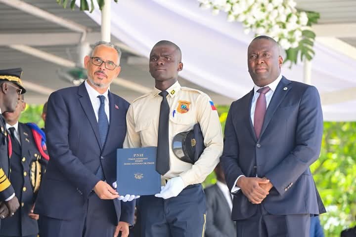 « ZÉRO TOLÉRANCE » FACE AUX GANGS ARMÉS : HAÏTI FORME 1 192 NOUVEAUX POLICIERS POUR RECONQUÉRIR LE TERRITOIRE