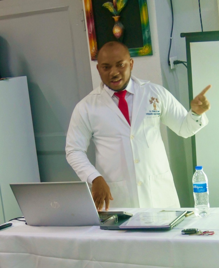 HAÏTI : LE DR FRANÇOIS DANIEL BRISE LES BARRIÈRES DE LA TRAUMATOLOGIE AVEC UNE THÈSE PORTEUSE D’ESPOIR